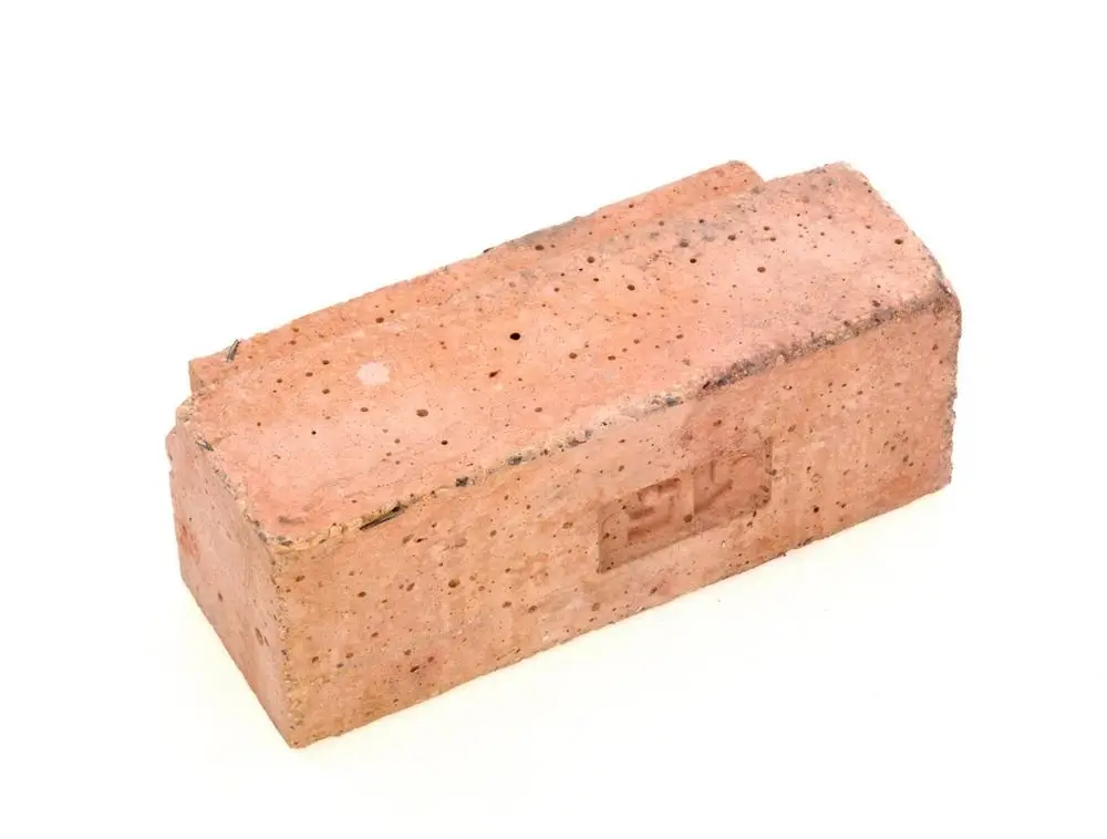 Rote Keramikform mit einer glatten Oberfläche und kleinen Löchern. Das Produkt könnte zur Verwendung in der Bau- oder Sanitärbranche von Bosch dienen.
